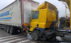 2 tır ve 2 otomobilin karıştığı zincirleme kaza: 1 yaralı