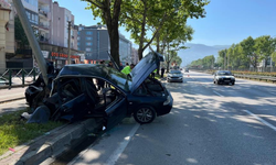 Kontrolden çıkan otomobil aydınlatma direğine çarptı: 1’i ağır 2 yaralı