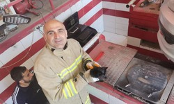 Otomobilin motor bölümüne sıkışan yavru kedi kurtarıldı