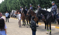 Yunus'un diyarına gelen atlı Jandarmalar, vatandaşların ilgisini topladı
