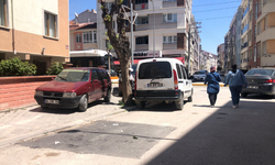 Kaldırımlar araçlarla dolu: Yayalar yolda yürümek zorunda kalıyor