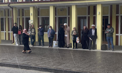 Vatandaşlar ıslanmamak için kapalı alanların girişlerine sığındı
