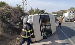Karşı yönlerden gelen 2 minibüs çarpıştı