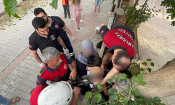 Koluna demir korkuluk saplanan çocuğu itfaiye kurtardı