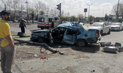 Kamyonet ile otomobil çarpıştı