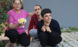 Emekleyerek yaşam süren 3 engelli evladına ömrünü adadı