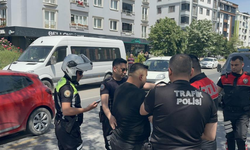 Yaya geçidinde kendisini uyaran yayayı dövdü