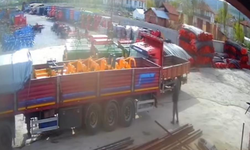 Harekete geçen kamyonet park halindeki tıra çarparak durdu