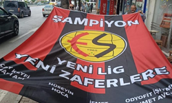 Esnaf kendi imkanlarıyla dev Eskişehirspor bayrağı yaptırdı