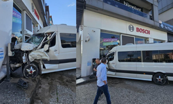 İki servis aracı çarpıştı, biri iş yerine daldı