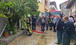 Elektrik tesisatından çıkan yangın evi küle çevirdi