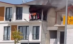 3 katlı binanın çatı katı alevlere teslim oldu!