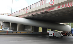 Eskişehir'de rüzgar türbini köprüye takıldı: Trafik kilitlendi!