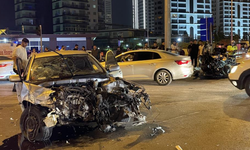 Feci kaza: Otomobil ikiye bölündü, 3 kişi yaralandı