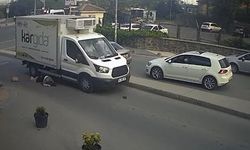 Yolun karşısına geçmeye çalışan kadının üzerinden kamyonet geçti