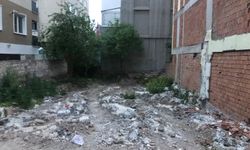 Bahçelievler’de boş arazi çocuklar için risk oluşturuyor