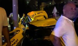 Kontrolden çıkan taksi elektrik direğine çarptı: 2 ölü