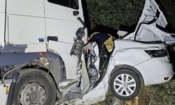 Tır otomobili biçti: 1 ölü, 1 yaralı