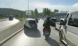 Motosiklet sürücüsü ambulansın yolunu böyle açtı
