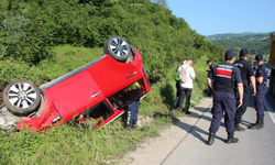 Takla atan otomobildeki aile ölümden döndü