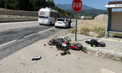Motosiklet ile otomobil çarpıştı: 1 ölü