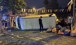 Fatih’te kontrolden çıkan ticari araç yan yattı