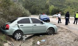 Virajı alamayan otomobil park halindeki araca çarptı!