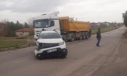 Otomobil ile hafriyat kamyonu çarpıştı!