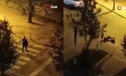 Esenyurt’ta yol ortasında gezen alkollü adama araba çarptı: O anlar kamerada