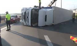 Pendik Kurtköy'de TIR Devrildi: Trafikte Aksamalar Yaşanıyor