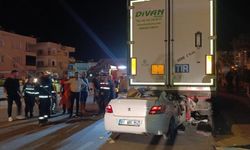 Otomobil, park halindeki tırın altına girdi!