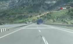 Kontrolden çıkan tırın devrilme anı kamerada
