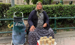 Güvercin yemi satarak geçimini sağlamaya çalışıyor
