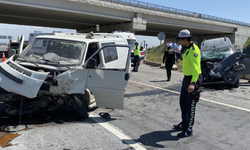 Minibüs ile hafif ticari araç çarpıştı!