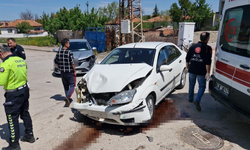 İki otomobil çarpıştı: 8 kişi yaralandı!