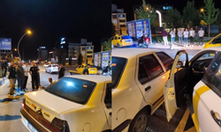 İki otomobil kafa kafaya çarpıştı!