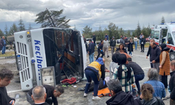 Yolcu midibüsü devrildi: Yaralılar var!