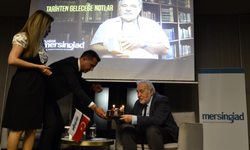 İlber Ortaylı'ya sahnede doğum günü sürprizi