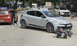 Otomobille motosiklet çarpıştı!
