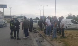 Otomobil ile motosiklet çarpıştı!