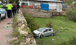 Duvara çarpan araç bahçeye uçtu: Yaralılar var!