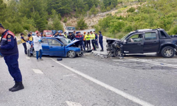 İki araç çarpıştı: Ölü ve yaralılar var!