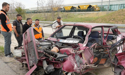Bariyerlere çarpan otomobil hurdaya döndü!