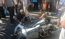 Yaya geçidinde motosikletler çarpıştı!