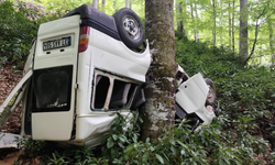 Minibüs ormanlık alana yuvarlandı: 10 yaralı