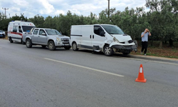 Minibüsle kamyonet çarpıştı!