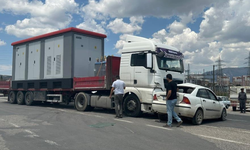Tır ile otomobil çarpıştı!