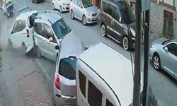 Esenyurt’ta kontrolden çıkan otomobil park halindeki araçlara çarptı