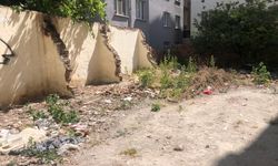 Eskişehir boş arazinin duvarları çökme eşiğinde