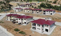 Deprem mağduru nine: "Hiç aklıma gelmezdi böyle ev yapacakları"